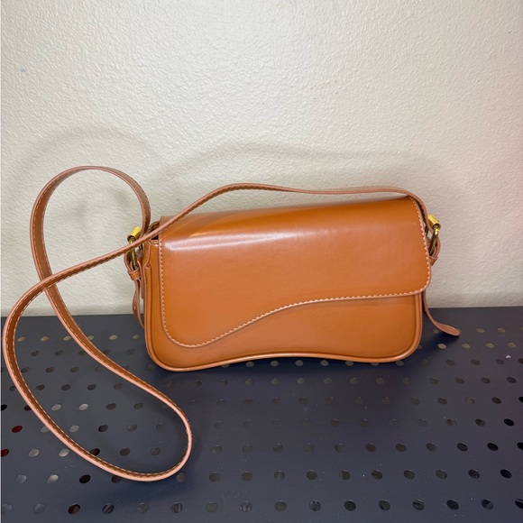 Handbags - Elegant Tan Leather Shoulder Bag